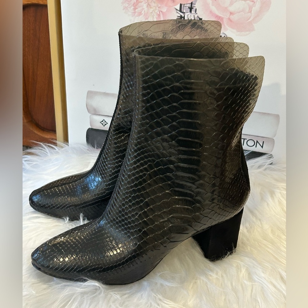 Charles & Keith Black Snakeskin Embossed Ankle Boots Block Heel Size 8 - Picture 10 of 11
